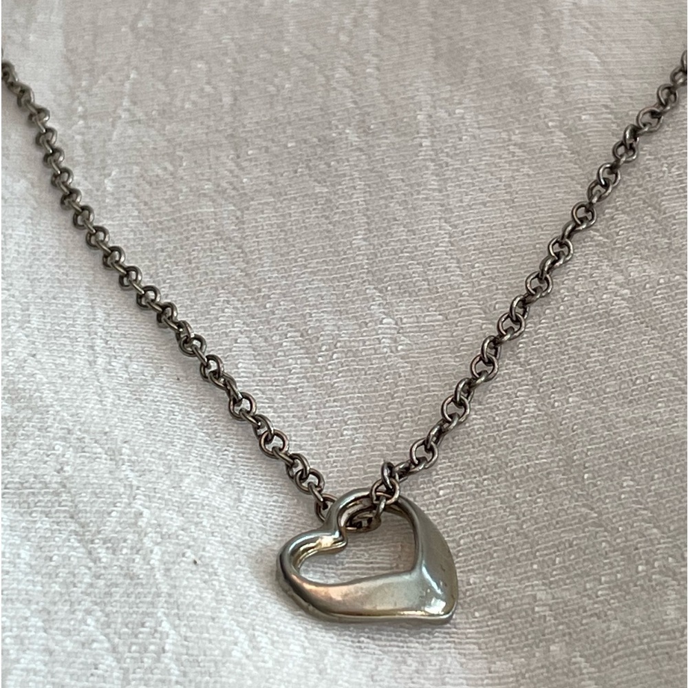 Vintage silver tone floating heart pendant necklace spring clasp